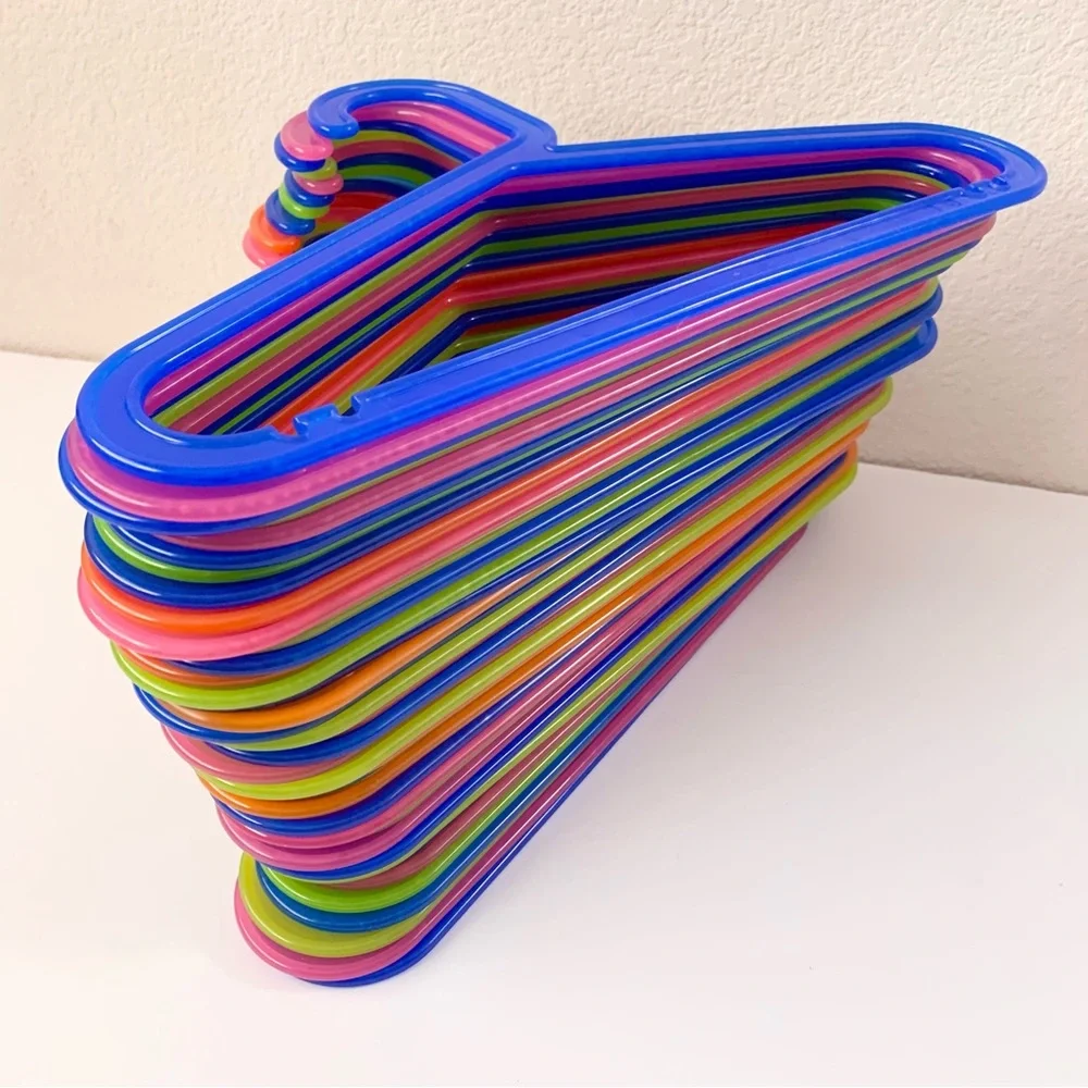 Narrow shoulders hangers 40 set rainbow by Anna everflund